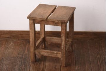レトロ家具　ナラ材　古い木の素朴な風合いがおしゃれな四角いスツール(板座チェア、花台、角スツール)(R-039226)