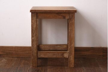 レトロ家具　ナラ材　古い木の素朴な風合いがおしゃれな四角いスツール(板座チェア、花台、角スツール)(R-039226)