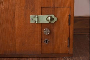 レトロ雑貨　使い込まれた風合いが味のある献金函(木製箱、木箱)(R-039227)