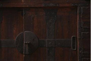 アンティーク家具　和製アンティーク　明治期　三方桐材　古い物ならではの質感が渋さただよう帳場箪笥(時代箪笥、収納棚、桐箪笥、桐たんす)(R-039231)