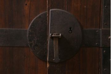 アンティーク家具　和製アンティーク　明治期　三方桐材　古い物ならではの質感が渋さただよう帳場箪笥(時代箪笥、収納棚、桐箪笥、桐たんす)(R-039231)