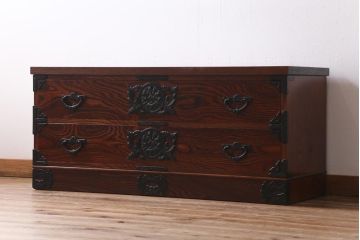 中古　伝統工芸　岩谷堂箪笥　天板リメイク・極厚栗無垢材　重厚かつ上品な佇まいのローチェスト(テレビボード、引き出し、ローボード)(R-039238)