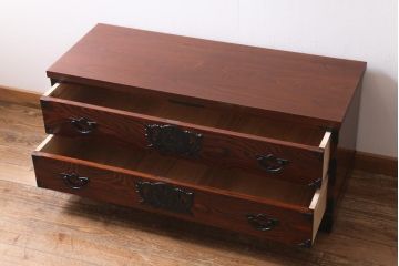 中古　伝統工芸　岩谷堂箪笥　天板リメイク・極厚栗無垢材　重厚かつ上品な佇まいのローチェスト(テレビボード、引き出し、ローボード)(R-039238)