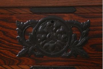 中古　伝統工芸　岩谷堂箪笥　天板リメイク・極厚栗無垢材　重厚かつ上品な佇まいのローチェスト(テレビボード、引き出し、ローボード)(R-039238)