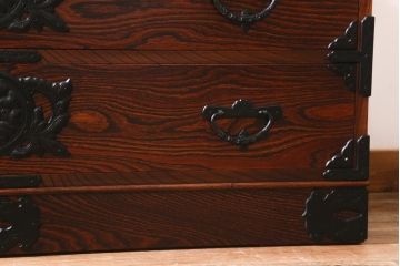 中古　伝統工芸　岩谷堂箪笥　天板リメイク・極厚栗無垢材　重厚かつ上品な佇まいのローチェスト(テレビボード、引き出し、ローボード)(R-039238)