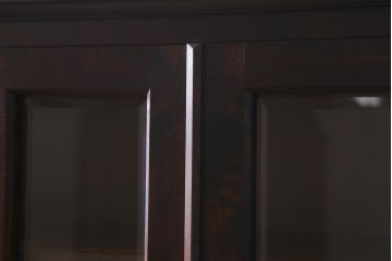 中古　北海道民芸家具　HM160K　落ち着いた色味が魅力の上質なつくりの食器棚(キャビネット、本箱)(R-039240)