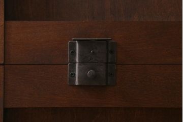 中古　北海道民芸家具　HM160K　落ち着いた色味が魅力の上質なつくりの食器棚(キャビネット、本箱)(R-039240)