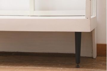 アンティーク家具　昭和中期　ペイント　ユニークな脚のデザインが目を惹くガラスケース(ショーケース、陳列棚)(R-039243)