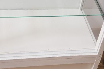 アンティーク家具　昭和中期　ペイント　ユニークな脚のデザインが目を惹くガラスケース(ショーケース、陳列棚)(R-039243)