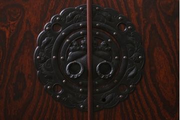リメイク家具　伝統民芸　岩谷堂箪笥　天板栗材　和箪笥と収納棚の2wayが便利な脚付サイドボード(衣装箪笥、引き出し、収納棚)(R-039244)