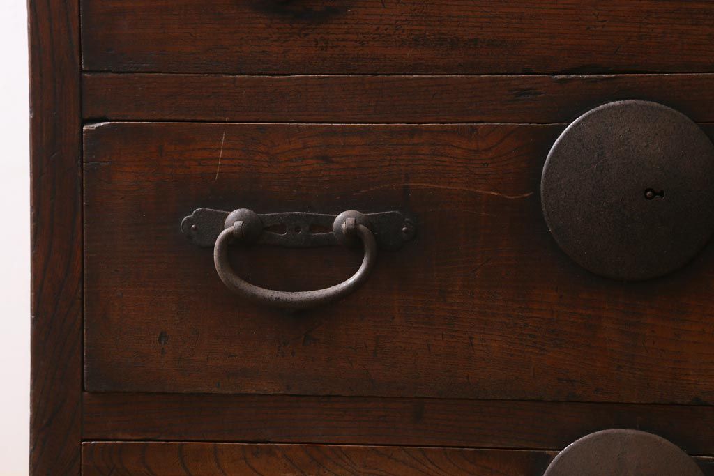 アンティーク家具　和製アンティーク　明治大正期　前面ケヤキ材　丸金具が目を引く箪笥(衣装タンス、引き出し)(R-039245)