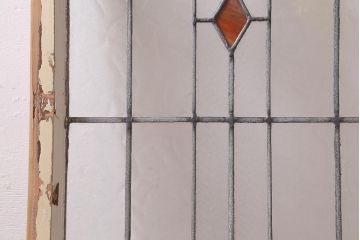 アンティーク建具　イギリスアンティーク　2色のカラーガラスが可愛らしいステンドグラスのペイントフィックス窓・大(明り取り)(R-39246)