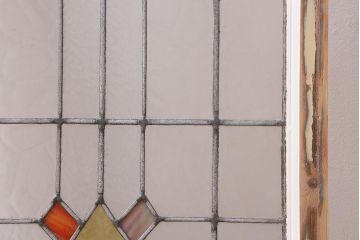 アンティーク建具　イギリスアンティーク　2色のカラーガラスが可愛らしいステンドグラスのペイントフィックス窓・大(明り取り)(R-39246)