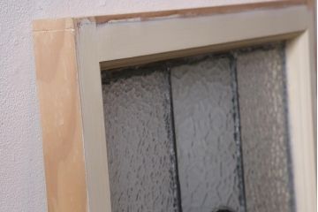 アンティーク建具　イギリスアンティーク　3色のカラーガラスがアクセントになったステンドグラスのペイントフィックス窓(明り取り)(R-39248)