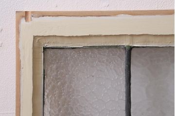 アンティーク建具　イギリスアンティーク　3色のカラーガラスがアクセントになったステンドグラスのペイントフィックス窓(明り取り)(R-39248)