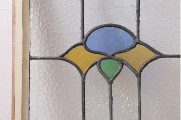 アンティーク建具　イギリスアンティーク　3色のカラーガラスがアクセントになったステンドグラスのペイントフィックス窓(明り取り)(R-39248)