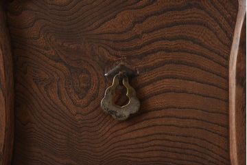 アンティーク家具　真鍮金具　三方ケヤキ材　前面玉杢の上質な茶棚(茶箪笥、収納棚、キャビネット)(R-039249)