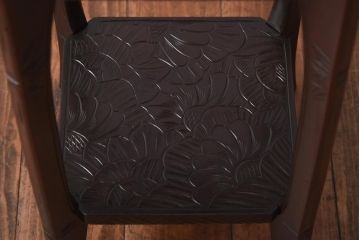 中古　伝統工芸　日光彫り　咲き誇る花の彫刻が優美な印象の花台(飾り棚)(R-039250)