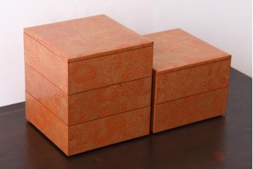 アンティーク雑貨　古民具・骨董　共箱　朱漆総沈金菊尽くし重箱・台付き(お重、漆器)(R-039257)