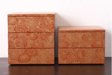 アンティーク雑貨　古民具・骨董　共箱　朱漆総沈金菊尽くし重箱・台付き(お重、漆器)(R-039257)