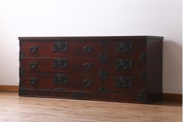 中古　伝統工芸　岩谷堂箪笥　天板リメイク・極厚栗無垢材　存在感のある豪華な金具が目を惹くローチェスト(テレビボード、引き出し、ローボード)(R-039260)
