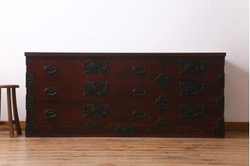 中古　伝統工芸　岩谷堂箪笥　天板リメイク・極厚栗無垢材　存在感のある豪華な金具が目を惹くローチェスト(テレビボード、引き出し、ローボード)(R-039260)