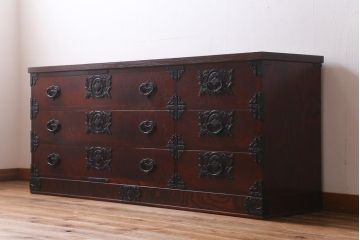 中古　伝統工芸　岩谷堂箪笥　天板リメイク・極厚栗無垢材　存在感のある豪華な金具が目を惹くローチェスト(テレビボード、引き出し、ローボード)(R-039260)