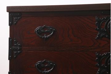 中古　伝統工芸　岩谷堂箪笥　天板リメイク・極厚栗無垢材　存在感のある豪華な金具が目を惹くローチェスト(テレビボード、引き出し、ローボード)(R-039260)