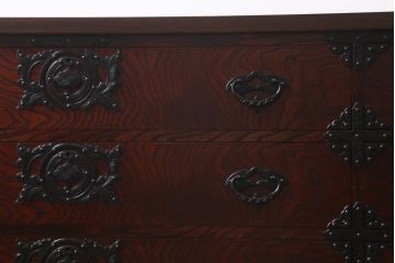 中古　伝統工芸　岩谷堂箪笥　天板リメイク・極厚栗無垢材　存在感のある豪華な金具が目を惹くローチェスト(テレビボード、引き出し、ローボード)(R-039260)