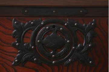 中古　伝統工芸　岩谷堂箪笥　天板リメイク・極厚栗無垢材　存在感のある豪華な金具が目を惹くローチェスト(テレビボード、引き出し、ローボード)(R-039260)
