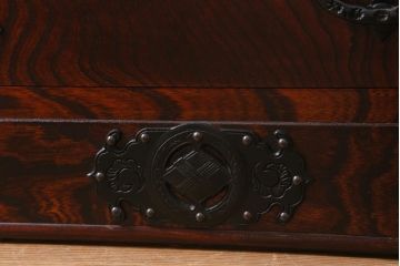 中古　伝統工芸　岩谷堂箪笥　天板リメイク・極厚栗無垢材　存在感のある豪華な金具が目を惹くローチェスト(テレビボード、引き出し、ローボード)(R-039260)