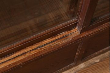 アンティーク家具　和製アンティーク　昭和初期　のぞき窓付き　味わい深い木味が魅力的な重ね戸棚(収納棚、キャビネット)(R-039263)