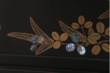 中古　伝統工芸　輪島塗　一后一兆 作　銘入り　金蒔絵螺鈿飾り棚(茶棚)(R-039266)