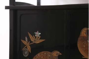 中古　伝統工芸　輪島塗　一后一兆 作　銘入り　金蒔絵螺鈿飾り棚(茶棚)(R-039266)