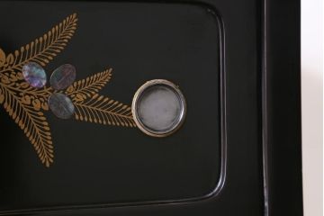 中古　伝統工芸　輪島塗　一后一兆 作　銘入り　金蒔絵螺鈿飾り棚(茶棚)(R-039266)
