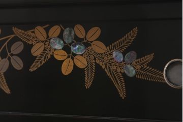 中古　伝統工芸　輪島塗　一后一兆 作　銘入り　金蒔絵螺鈿飾り棚(茶棚)(R-039266)