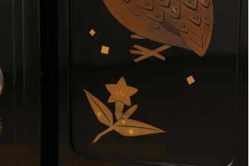中古　伝統工芸　輪島塗　一后一兆 作　銘入り　金蒔絵螺鈿飾り棚(茶棚)(R-039266)