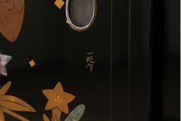 中古　伝統工芸　輪島塗　一后一兆 作　銘入り　金蒔絵螺鈿飾り棚(茶棚)(R-039266)