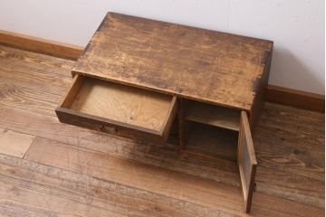 アンティーク家具　和製アンティーク　昭和初期　ダイヤガラス　花一輪の透かし彫りが愛らしい文机(座机、片袖机、ローテーブル)(R-039276)