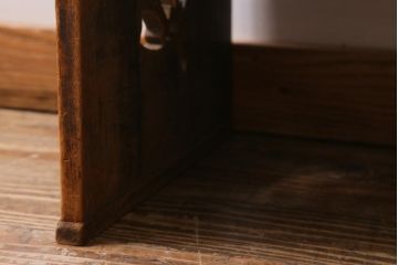 アンティーク家具　和製アンティーク　昭和初期　ダイヤガラス　花一輪の透かし彫りが愛らしい文机(座机、片袖机、ローテーブル)(R-039276)