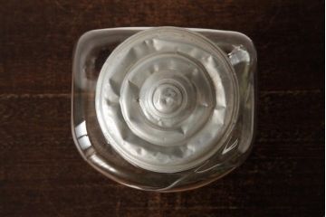 アンティーク雑貨　昭和後期　アルミ蓋付き　レトロな雰囲気漂うガラスビン(角瓶、キャニスター)(R-039280)