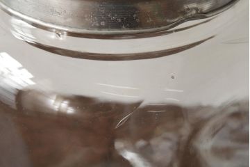 アンティーク雑貨　昭和後期　アルミ蓋付き　レトロな雰囲気漂うガラスビン(角瓶、キャニスター)(R-039280)