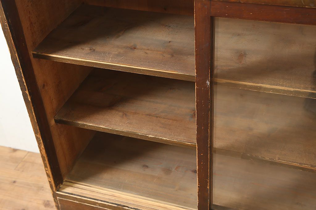 アンティーク家具　大正昭和初期　年月を重ねた木の味わいが楽しめる戸棚(収納棚、キャビネット、本箱)(R-039282)