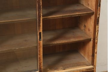 アンティーク家具　大正昭和初期　年月を重ねた木の味わいが楽しめる戸棚(収納棚、キャビネット、本箱)(R-039282)