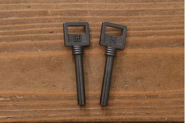 中古　北海道民芸家具　リメイク　和にも洋にもマッチするシックな雰囲気のローチェスト(引き出し、テレビボード)(R-039284)