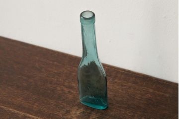 アンティーク雑貨　和製アンティーク　明治大正期　アンティークならではの個性あふれるガラスビン(アンティークボトル)(R-039287)