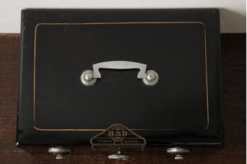 アンティーク雑貨　昭和レトロ　ミソノ製(MISONO　HAND　SAFE)　ノスタルジックな雰囲気のダイヤル式鉄製手提げ金庫(R-039288)