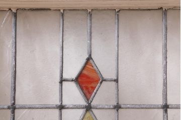 アンティーク建具　イギリスアンティーク　2色のカラーガラスが可愛らしいステンドグラスのペイントフィックス窓・小(明り取り)(R-39291)