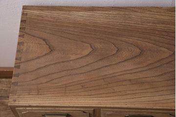 アンティーク家具　ストリップド(剥離)　昭和初期　三方ケヤキ材　前板のデザインが目を惹くチェスト(箪笥・引き出し)(R-039296)