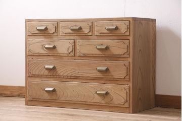 アンティーク家具　ストリップド(剥離)　昭和初期　三方ケヤキ材　前板のデザインが目を惹くチェスト(箪笥・引き出し)(R-039296)